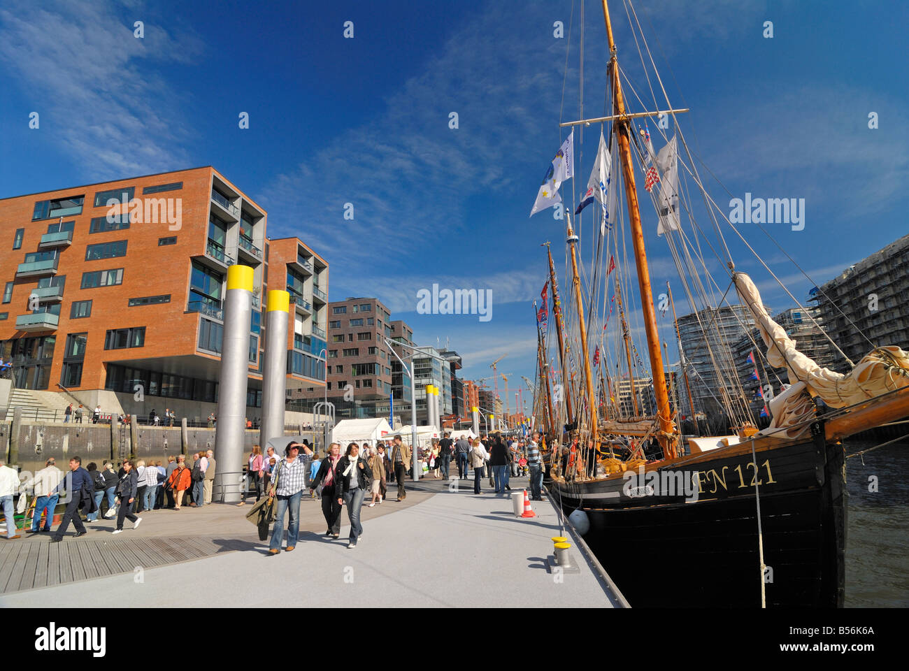 Le nouveau port pour les navires traditionnels à Sandtorhafen dans le Harborcity' 'Hafencity à Hambourg (Allemagne) avec de vieux navires historiques Banque D'Images