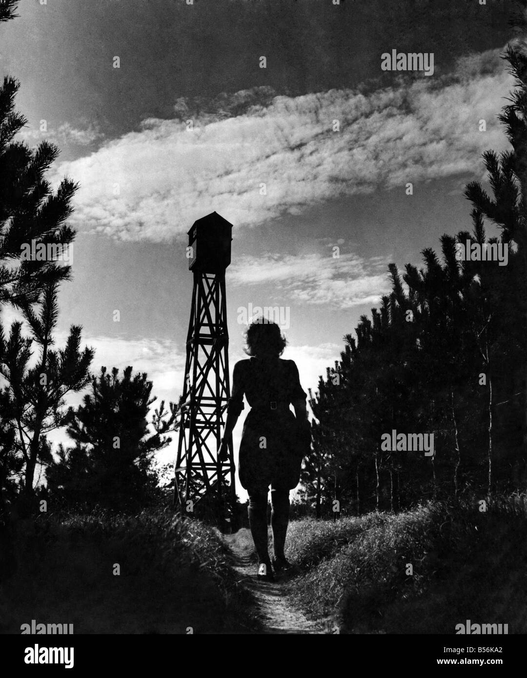 Mme Joyce Vaux quitte sa tour à feu après sa période de service. Il vient d'avoir 9 pm. lorsqu'il est jugé inutile de maintenir le "regarder" comme à cette époque, les forêts ont refroidi et le danger d'picnicers éclairé laissant les allumettes, mégots, etc., est passée. Le toweries la grande lodge tower, 60 pieds de haut, à Brandon, dans le Suffolk. Avril 1947 P009239 Banque D'Images