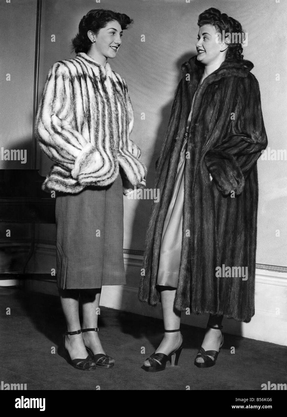 Jane Farrell (droite) dans un manteau de vison du labrador avec un retour d'ondulation, tourner vers le bas des manches et col marin. Marjorie Roberts en Banque D'Images