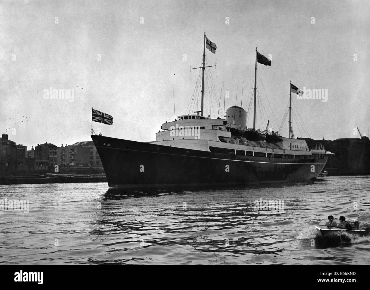 Le yacht royal Britannia passe la 'tête shipman' (à gauche) sur son trajet jusqu'à la rivière Thames. ;Mai 1960 ;P009712 ; Banque D'Images