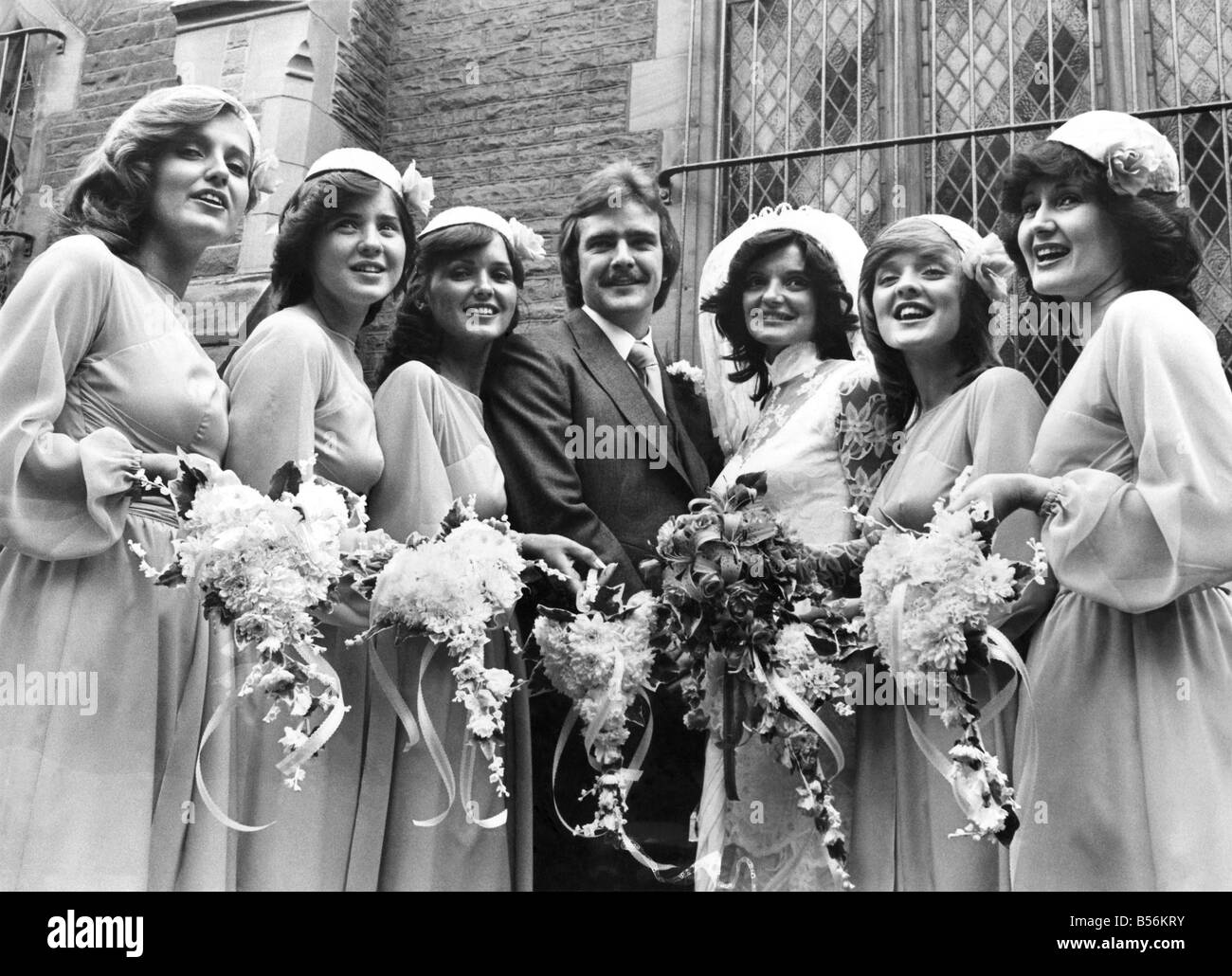 Anne Nolan et son fiancé Brian Wilson après leur mariage hier (samedi) avec ses soeurs ; Linda, Coleen, Maureen, Bernadette et Denise. ;Juin 1979 * P009923 Banque D'Images