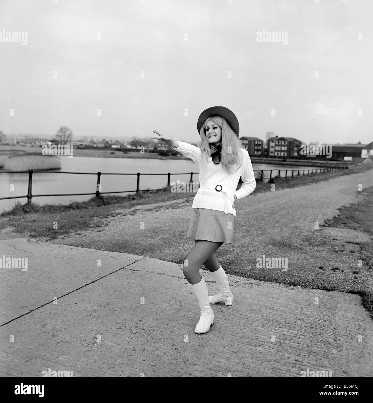 Jeune femme portant un chapeau, mini jupe et bottes sur le front de mer à Southampton. ;Décembre 1969 ;Z12436 Banque D'Images Jeune femme portant un chapeau, mini jupe et bottes sur le front de mer à Southampton. ;Décembre 1969 ;Z12436 Banque D'Images
