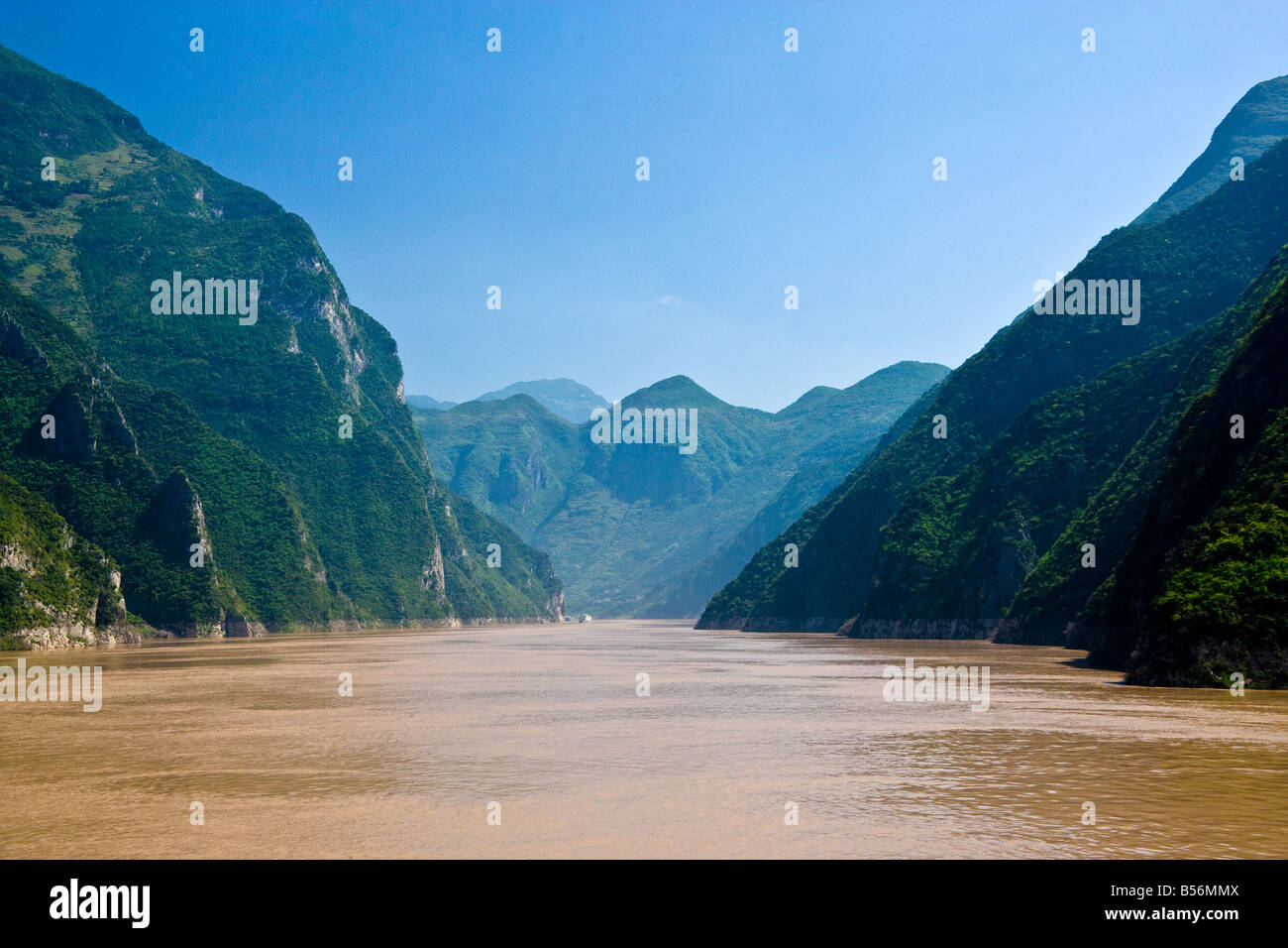Entrée de la Gorge de Wu dans la région des Trois Gorges du Fleuve Yangzi CHINE JMH3408 Banque D'Images