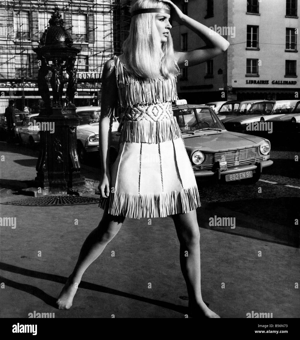 Le Redskin Regarder-par Pacohontas. Le heap big squaw dans cette image est le port de Paco Rabanne's psychedelic Look indien. Rabanne, aujourd'hui l'un des grands noms sur la voie-out Paris Scène de la mode, le vendredi (26-1-68). Il a dit qu'il est en métal et en plastique, mettant de côté les idées et tout doux. "Je pense que l'Indien lookin naturel de la peau est un suivi de la hippie regardez, dit-il. Et il est violemment anti- Bonnie et Clyde, comme il se sent et cela remonte à une époque passée à la mode est mauvais. 'Est pas la squaw en remontant un peu, trop, 'il a été demandé . 'Ah Banque D'Images