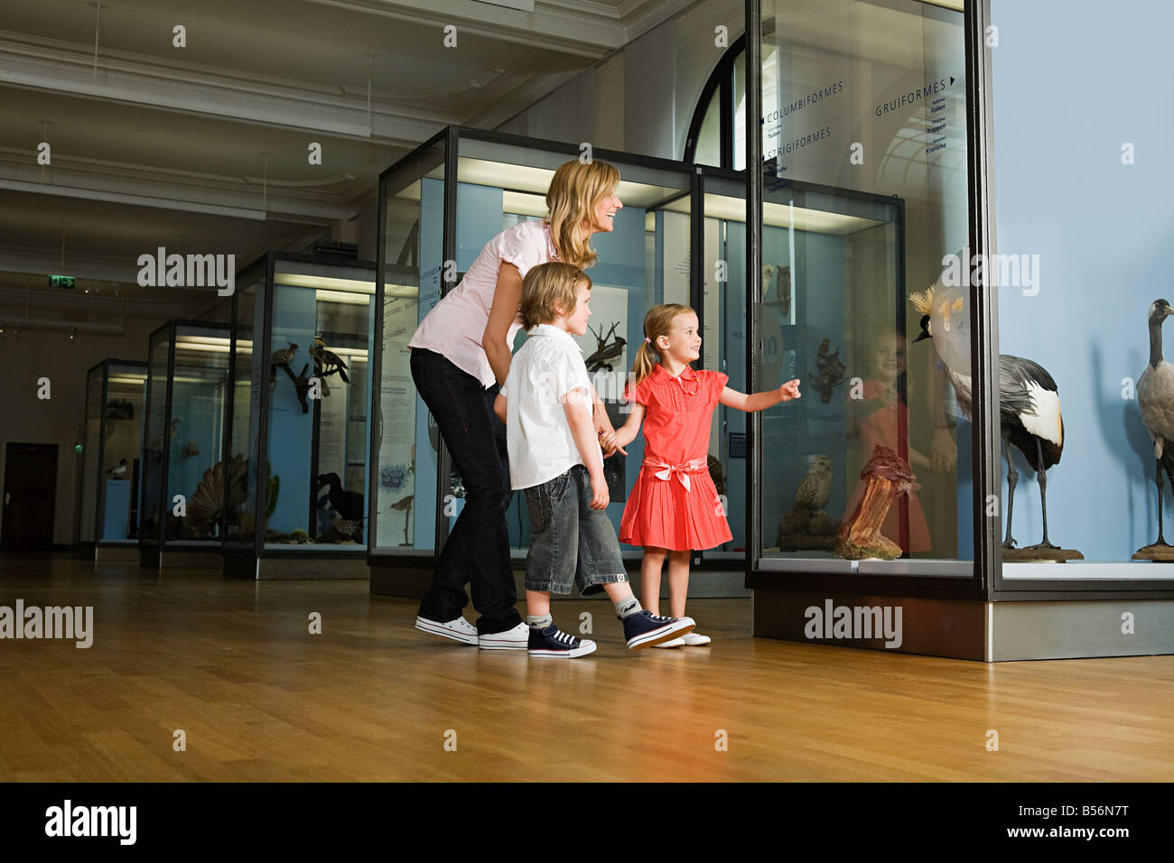 Mère et enfants à à une exposition de musée Banque D'Images