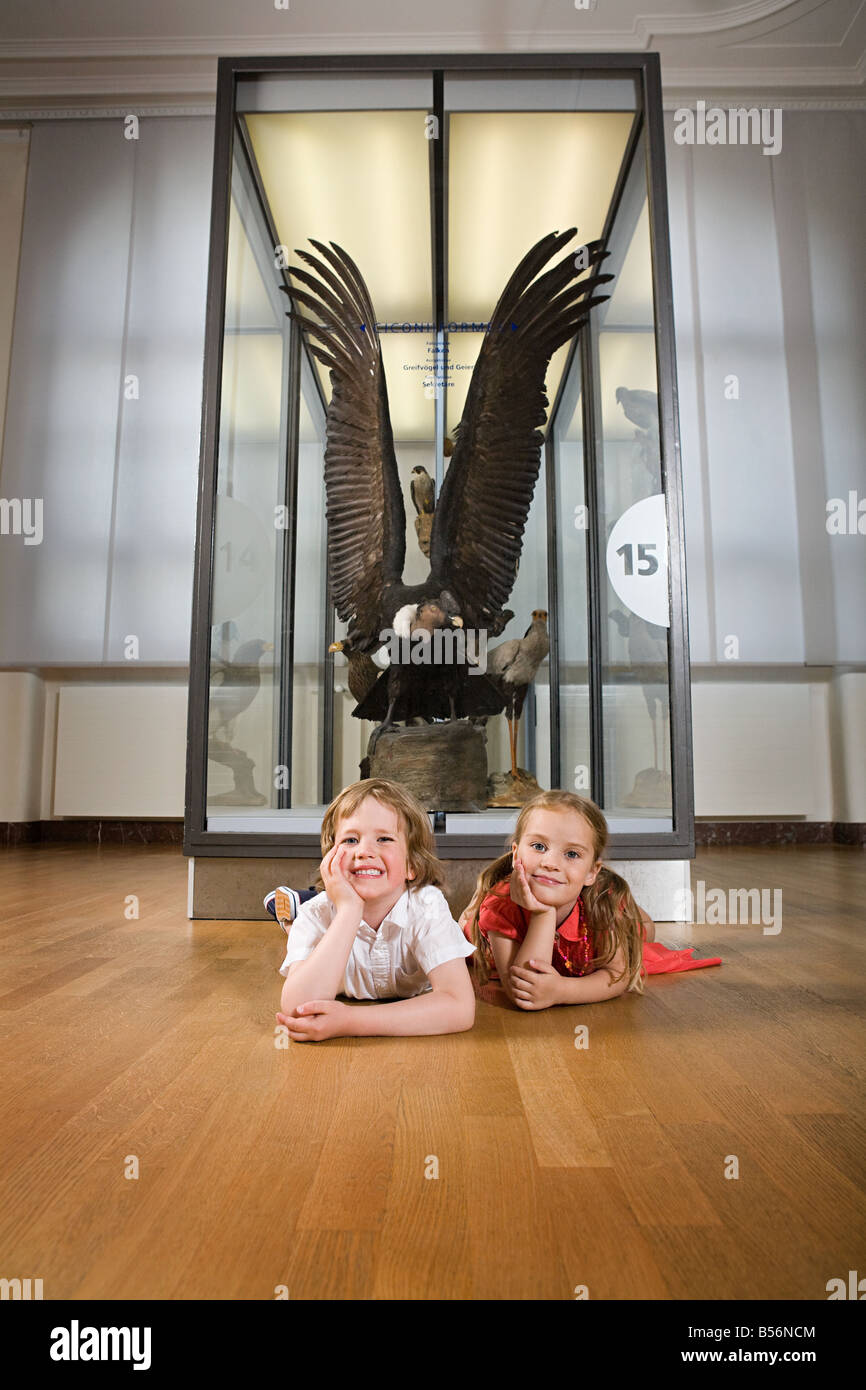 Les enfants avec eagle en peluche dans un musée Banque D'Images