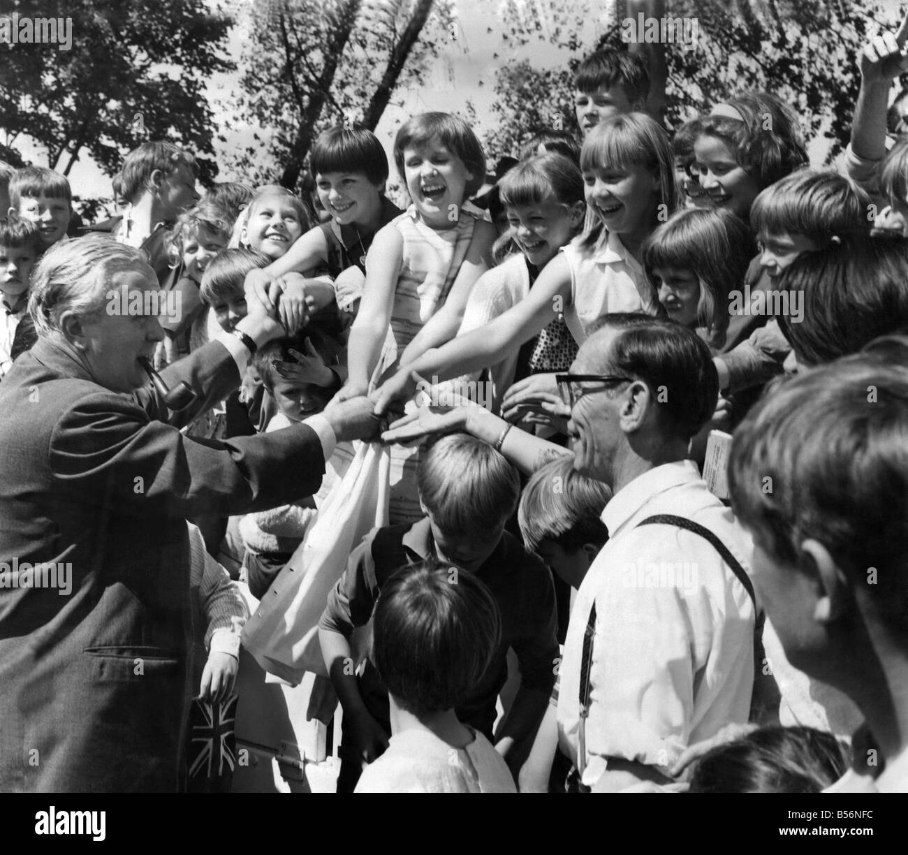 Les mineurs du Yorkshire Gala. Harold Wilson répond à certains des enfants de mineur à l'assemblée annuelle et Gala de démonstration mineurs du Yorkshire, à Wakefield. Juin 1967 P009866 Banque D'Images