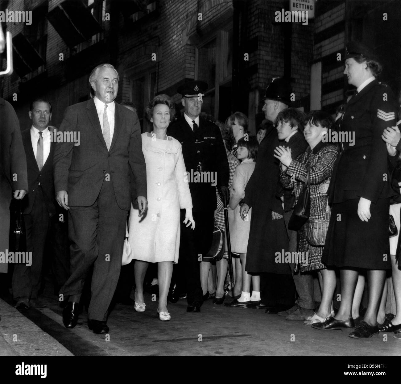 Le P.M. Harold Wilson arrivant à rouvrir le Cavern Club à Liverpool. P009874 Banque D'Images