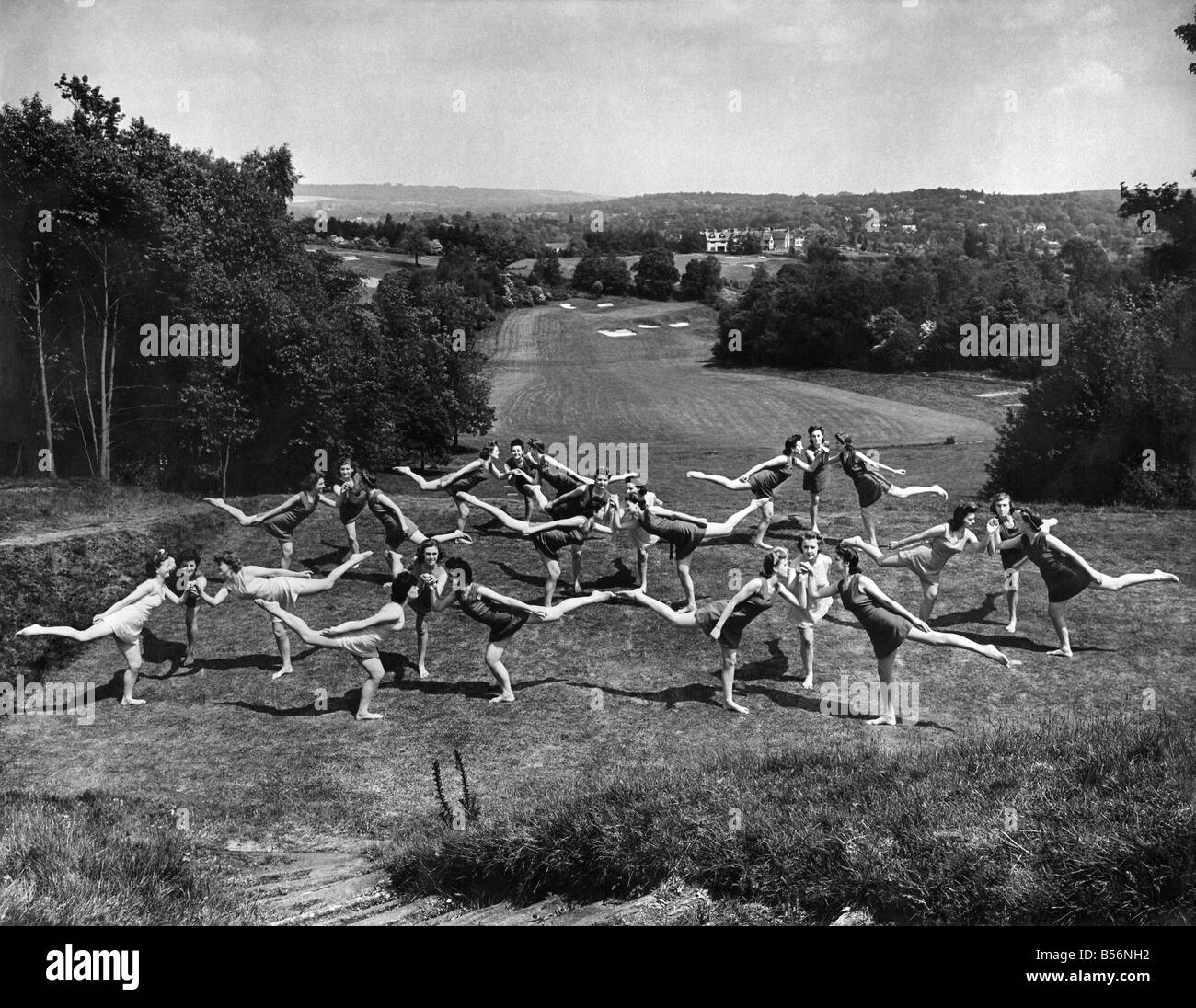 La culture physique. Fille NFS à Surrey Camp de formation. Juin 1944 P009976 Banque D'Images