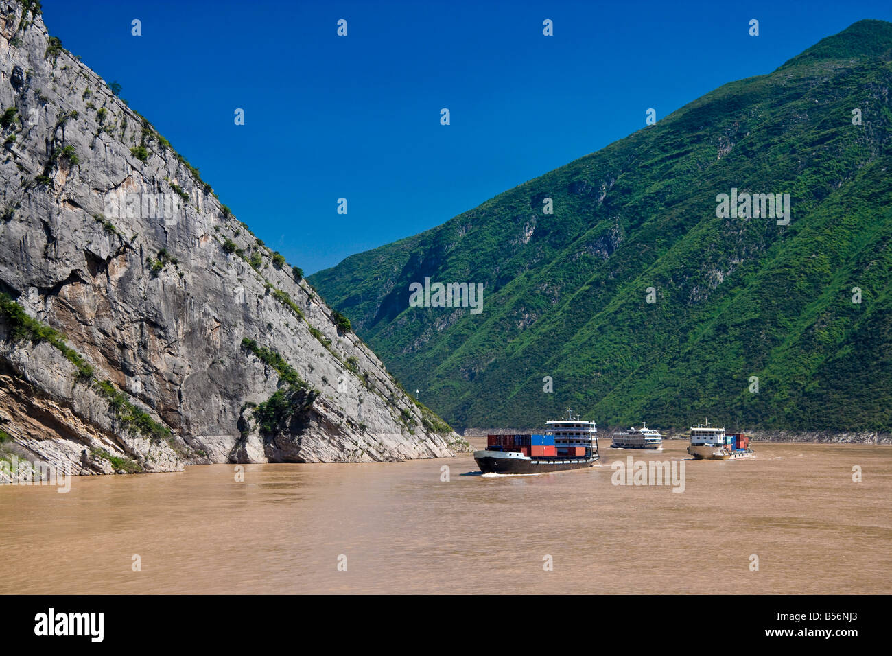 Bateaux Cargo dans la gorge Wu dans la région des Trois Gorges du Fleuve Yangzi CHINE JMH3412 Banque D'Images