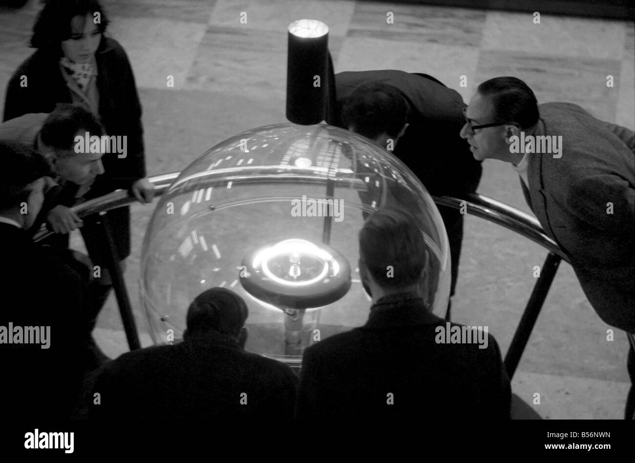 Des échantillons de roche lunaire ramené sur terre par l'Américain les astronautes d'Apollo 11 en juillet dernier est sur la vue du public dans le musée géologique du Samedi 27 Décembre jusqu'au samedi, 3 janvier 1970. Pièce maîtresse de l'exposition est un des six unités d'affichage spécial préparé par la National Aeronautics and Space Administration, Washington pour world wide circulation. Un grand fragment de lune-rock formé par le refroidissement et la cristallisation d'un chaud plus de 3 000 000 000 ans - est drammatically spotlit à moins de 3 pi. de diamètre de sphère en Plexiglas. Décembre 1969 Z12422-001 Banque D'Images Des échantillons de roche lunaire ramené sur terre par l'Américain les astronautes d'Apollo 11 en juillet dernier est sur la vue du public dans le musée géologique du Samedi 27 Décembre jusqu'au samedi, 3 janvier 1970. Pièce maîtresse de l'exposition est un des six unités d'affichage spécial préparé par la National Aeronautics and Space Administration, Washington pour world wide circulation. Un grand fragment de lune-rock formé par le refroidissement et la cristallisation d'un chaud plus de 3 000 000 000 ans - est drammatically spotlit à moins de 3 pi. de diamètre de sphère en Plexiglas. Décembre 1969 Z12422-001 Banque D'Images