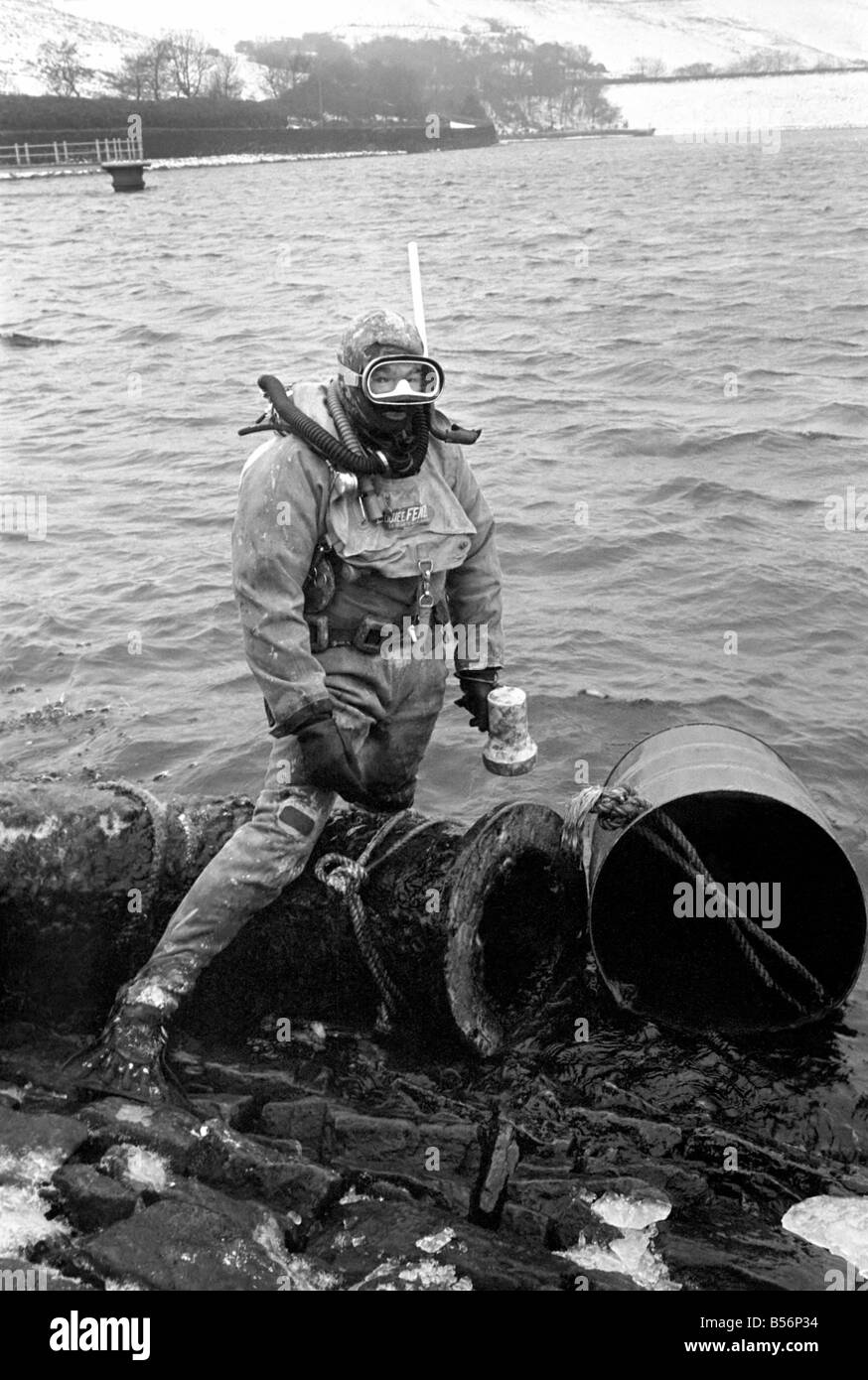 Le sport. La Plongée : plongée photos générique dans un réservoir. Décembre 1969 Z12553 Banque D'Images