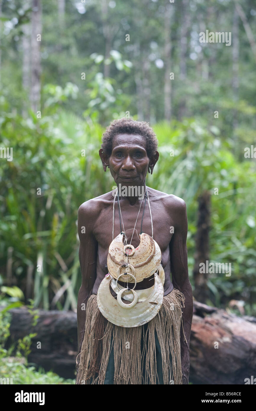 Les forêts tropicales, et le village de femme Omati, Province du Golfe, la Papouasie-Nouvelle-Guinée Banque D'Images