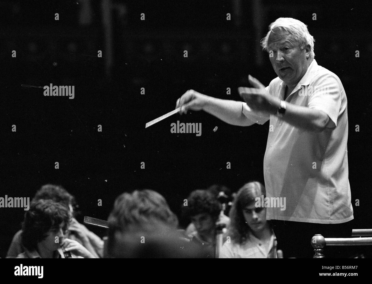 107 Edward Heath à répéter avec l'Orchestre des jeunes de la Communauté européenne forte au Royal Albert Hall. M. Heath est président de l'orchestre.;Août 1978;78-3974-00 Banque D'Images