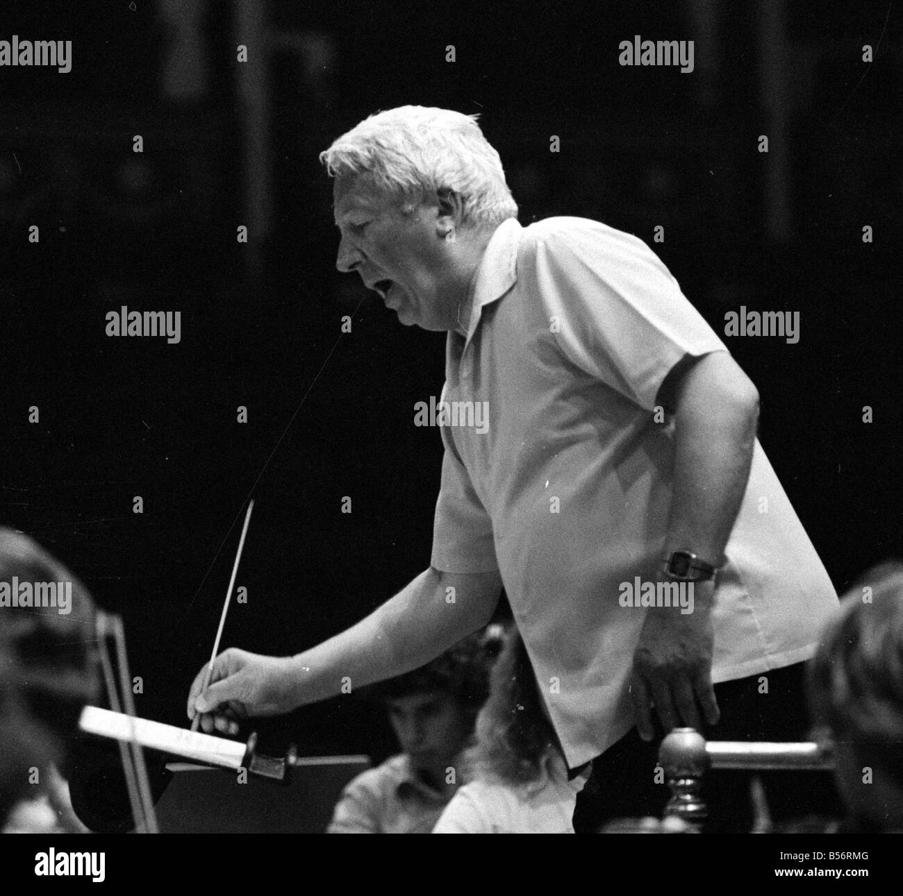 107 Edward Heath à répéter avec l'Orchestre des jeunes de la Communauté européenne forte au Royal Albert Hall. M. Heath est président de l'orchestre.;Août 1978;78-3974-003 Banque D'Images