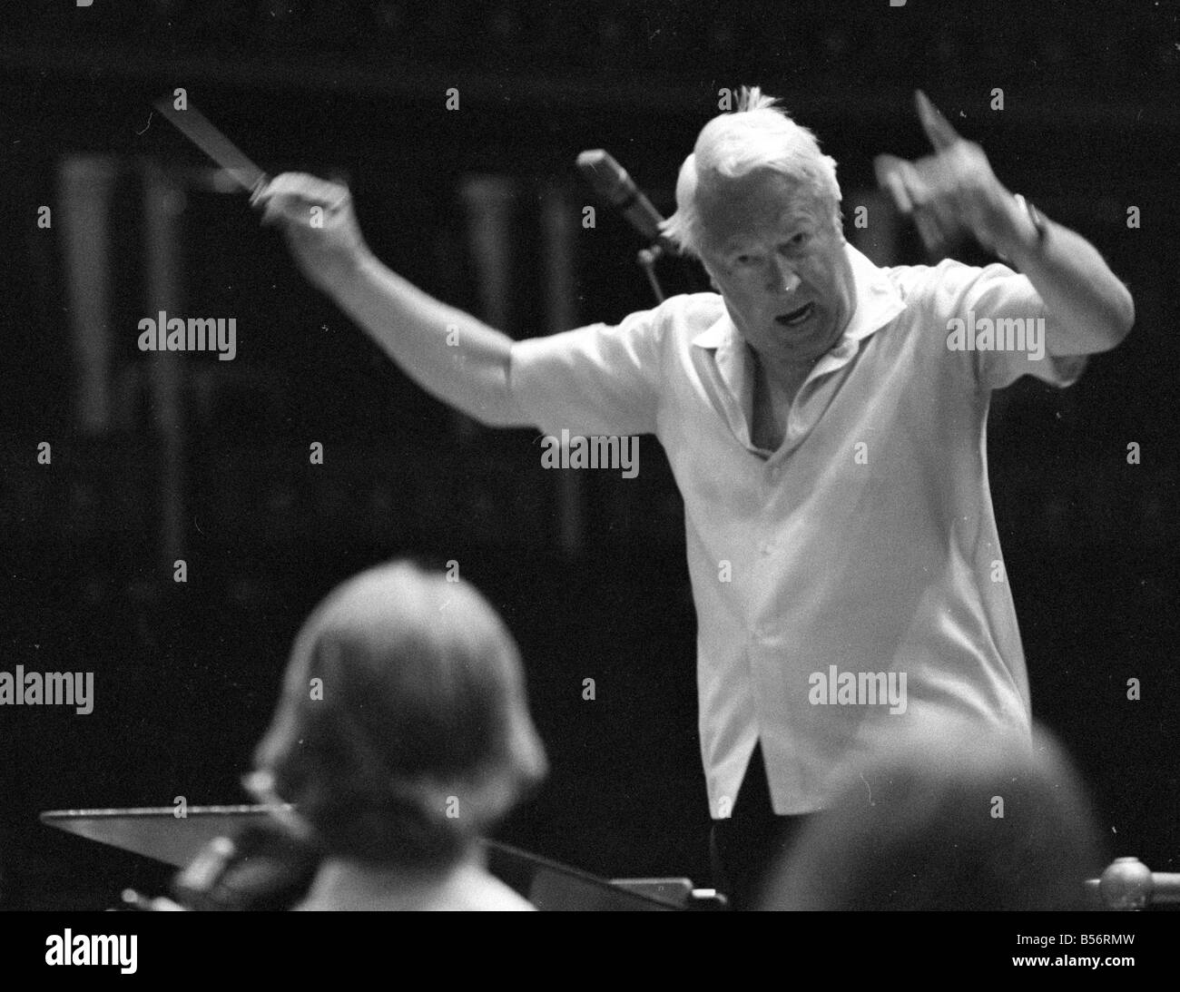 107 Edward Heath à répéter avec l'Orchestre des jeunes de la Communauté européenne forte au Royal Albert Hall. M. Heath est président de l'orchestre.;Août 1978;78-3974-005 Banque D'Images