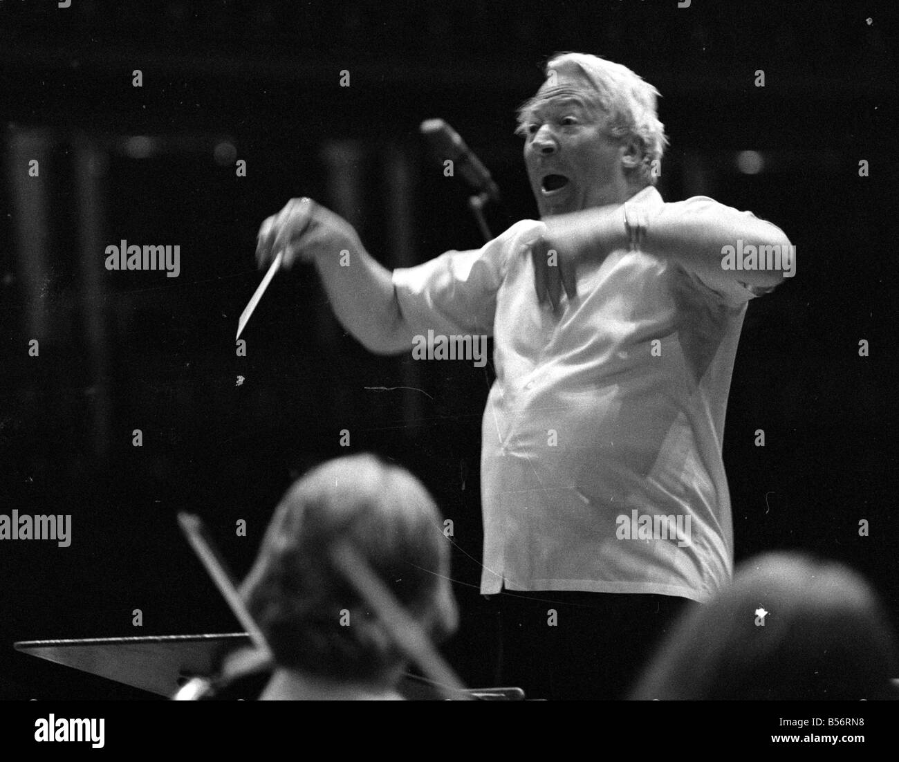 107 Edward Heath à répéter avec l'Orchestre des jeunes de la Communauté européenne forte au Royal Albert Hall. M. Heath est président de l'orchestre.;Août 1978;78-3974-007 Banque D'Images