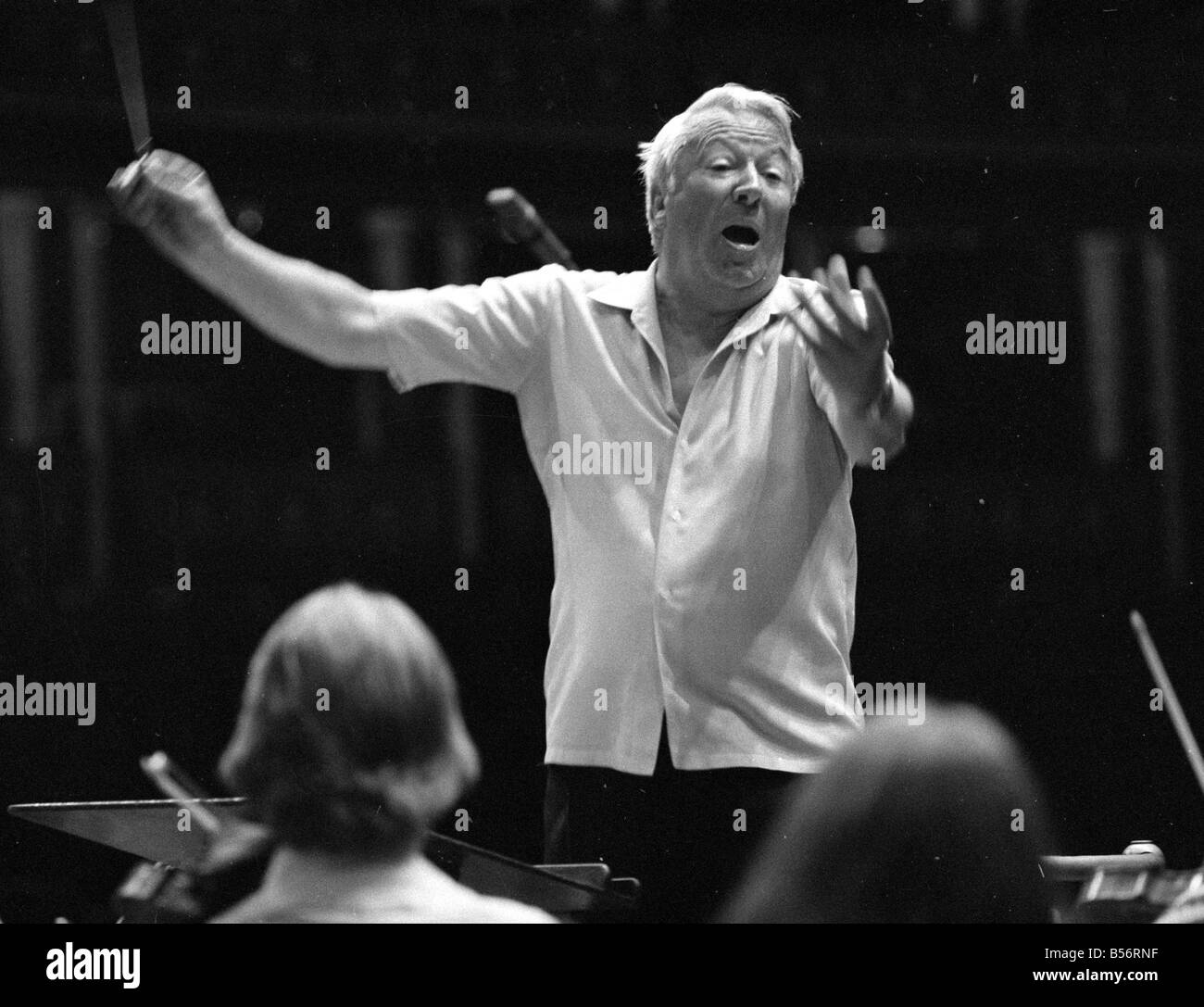 107 Edward Heath à répéter avec l'Orchestre des jeunes de la Communauté européenne forte au Royal Albert Hall. M. Heath est président de l'orchestre.;Août 1978;78-3974-008 Banque D'Images