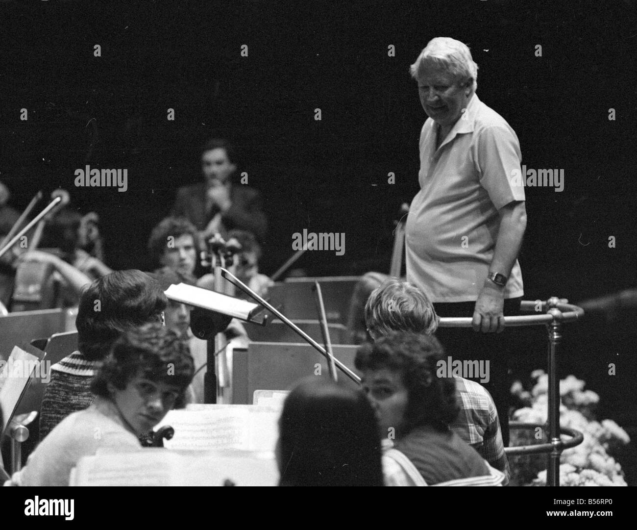 107 Edward Heath à répéter avec l'Orchestre des jeunes de la Communauté européenne forte au Royal Albert Hall. M. Heath est président de l'orchestre.;Août 1978;78-3974-011 Banque D'Images