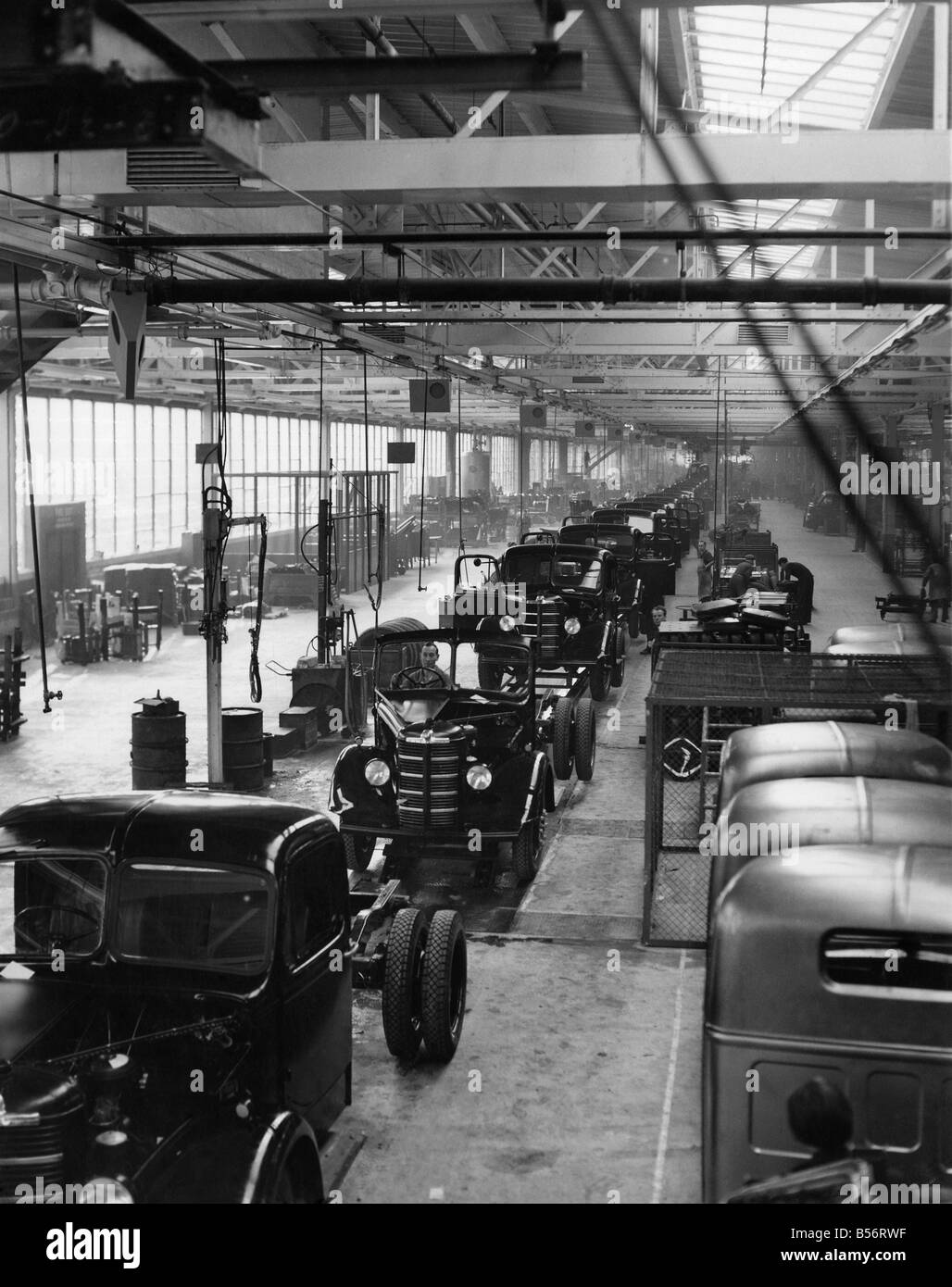 La ligne d'assemblage de véhicules commerciaux dans la nouvelle usine Vauxhall se trouve à 300 mètres de long. Sous les 100 derniers mètres de c'est un pit, bordée de blanc, sous-châssis pour faciliter les opérations. À gauche est la pompe qui, en hiver, remplit les systèmes de refroidissement avec mélange anti-gel. Novembre 1950 P009549 Banque D'Images