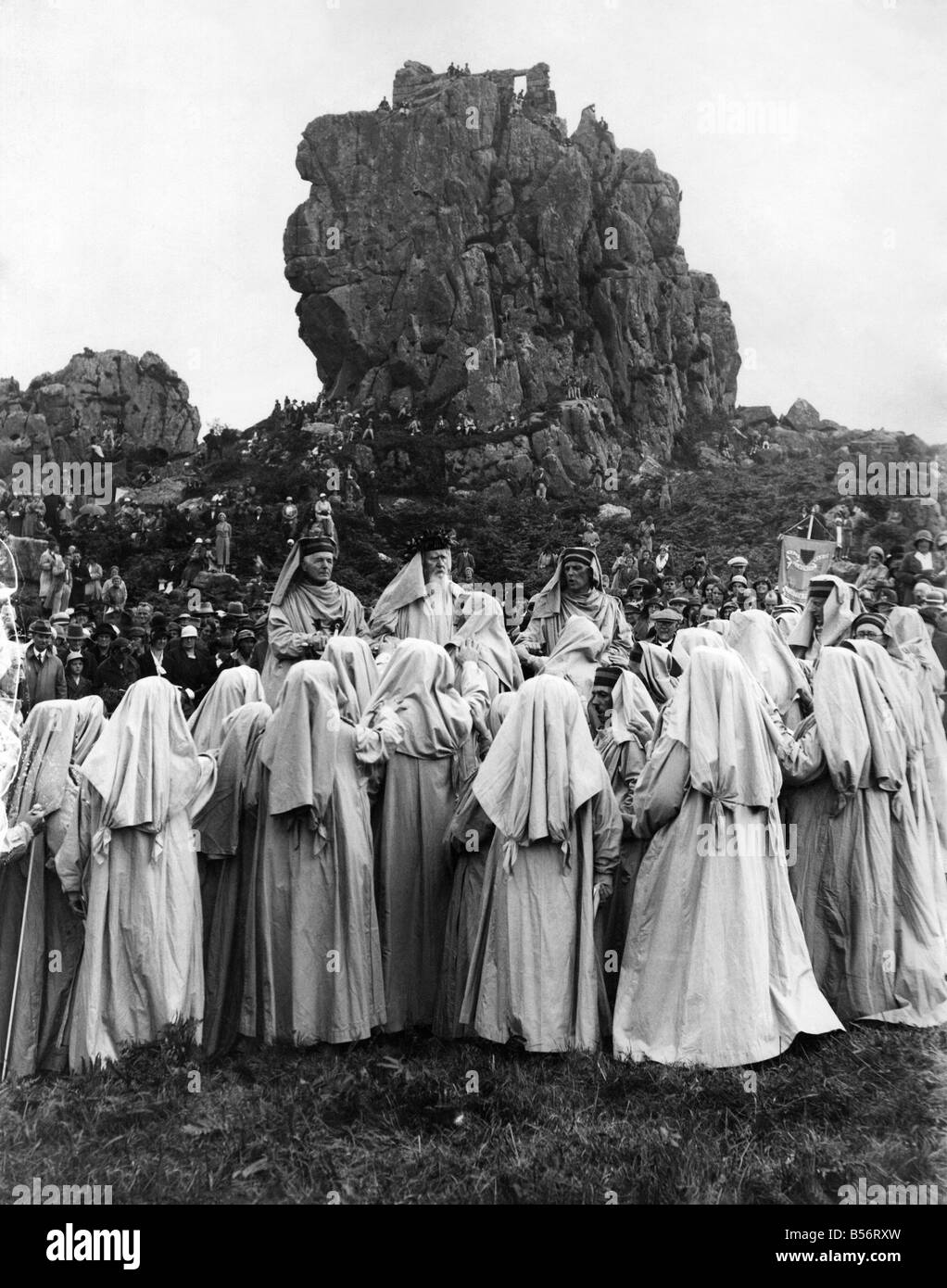Scène de l'ancienne cérémonie du Gorsedd tenue à Roche Rock près de St Austell en Cornouailles. Les bardes de Cornouailles du serment sur l'épée d'allégeance tenu par le Grand Barde. ;Août 1933;P009953 Banque D'Images