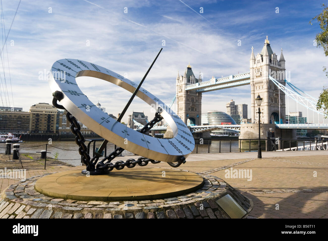Ara ararauna à St Katherine's Dock avec le Tower Bridge, Londres Banque D'Images