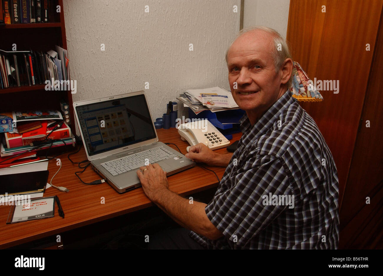 James Rae ingénieur de l'eau Janvier 2007 Jim Rae créé la charité à fournir des puits en Malawi et Gambie JAMES RAE S'OFFRE DE MISSION DES CENTRES DE SANTÉ DES ÉCOLES HÔPITAUX VILLAGES AVEC DE L'EAU POTABLE AU MALAWI PIC MONTRE JAMES RAE PLANIFIER SA PROCHAINE VOYAGE AU MALAWI Banque D'Images
