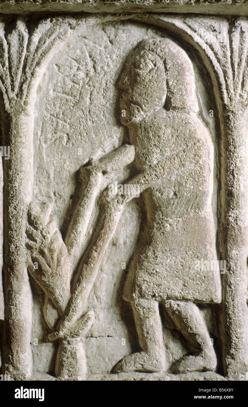 Norman Burnham Deepdale détail font du travail de désherbage Juin du mois l'art roman sculpture sur pierre 12ème siècle Angleterre Norfolk Banque D'Images