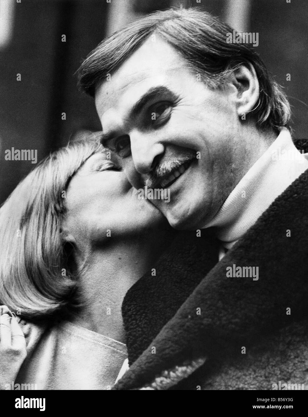 L'acteur Stanley Baker. Stanley Baker avec sa femme Ellen à Londres ...