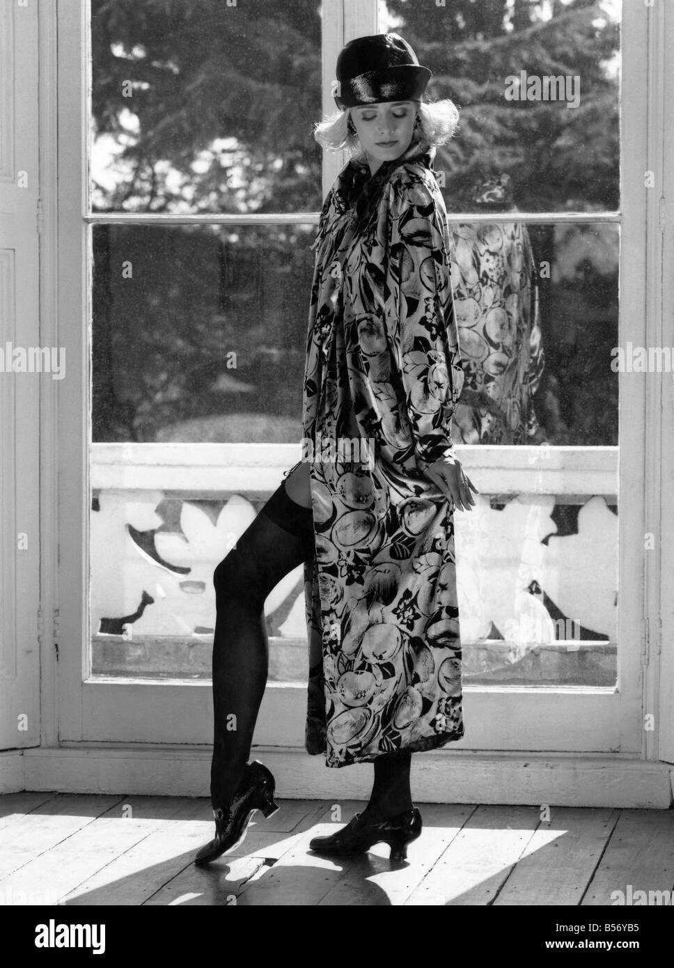 Notre modèle porte un manteau noir et argent, un original de la série télévisée, les Bretts, Octobre 1987 P008640 Banque D'Images