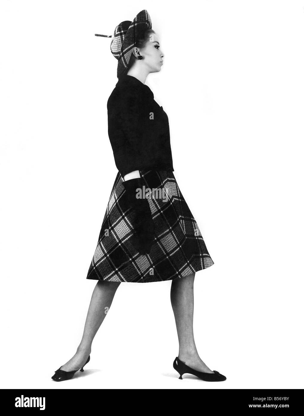 La mode des vêtements : la ligne des concerts arrive à Londres. Overblouse plaine veste et jupe et vérifié. Trois-pièces, 15 par guienes Shubette. Hat de chez elle. Février 1963 P009021 Banque D'Images