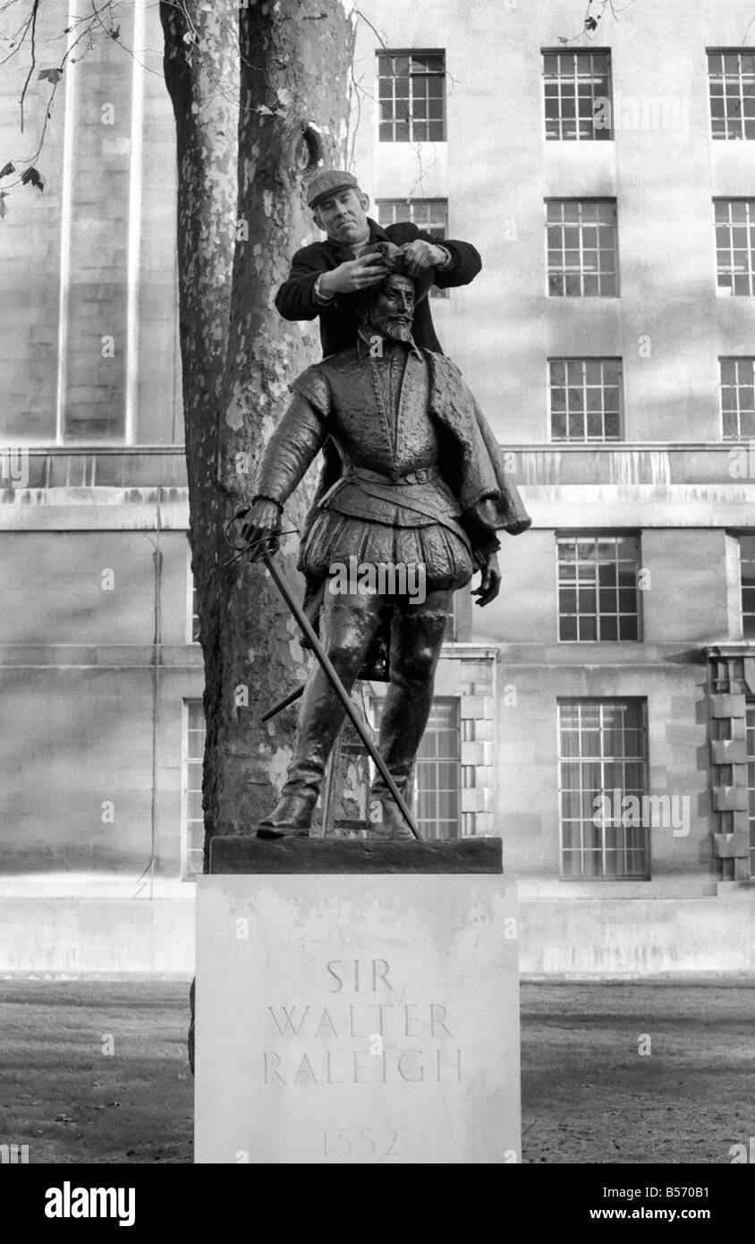 Au cours de sa carrière en travaillant pour le ministère des Travaux Publics M. Aubrey Robinson, 41 ans, de Peckham, Londres a rencontré beaucoup de personnalités importantes. Ici, il est d'avoir un déjeuner-rencontre avec Sir Walter Raleigh, lorsqu'il a donné son chapeau un nettoyage. Il est à présent employé le nettoyage de l'ensemble des statues dans la région de Whitehall. Décembre 1969 Z12126 Banque D'Images