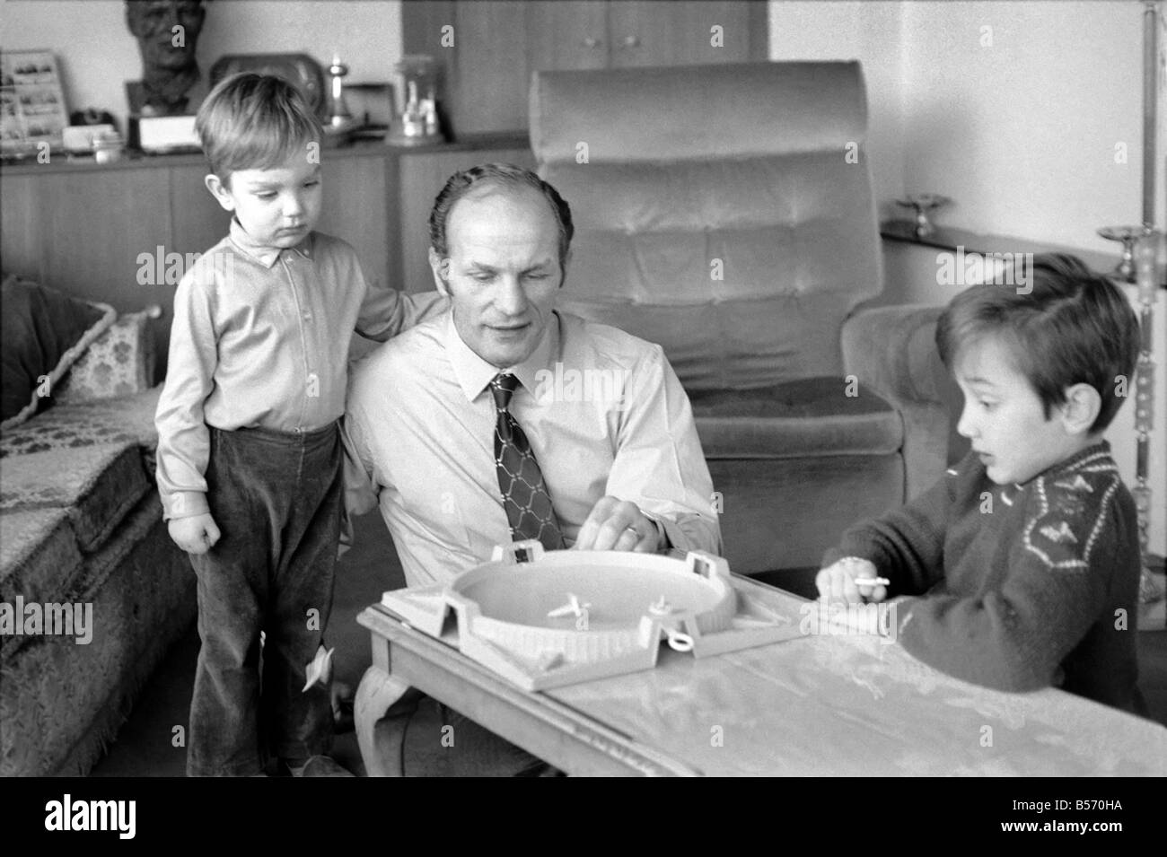 Le boxeur britannique Henry Cooper photographiée avec fils Henry Marco âgés de 10 (à droite) et 3 ans John Pietro jouant avec un jeu de toupies à Wembley son accueil. Décembre 1970 ;70-11690-003 Banque D'Images