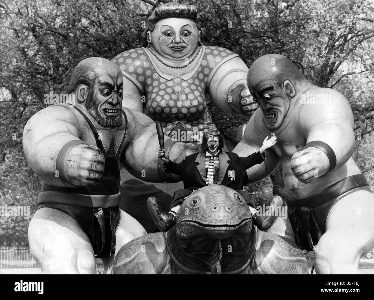 Jules Baker sur la photo dans le parc Victoria, London aujourd'hui avec son monstre iguane et Mighty Mick Terribel géants, Ted et tante Ethel. Mai 1978 P003674 Banque D'Images