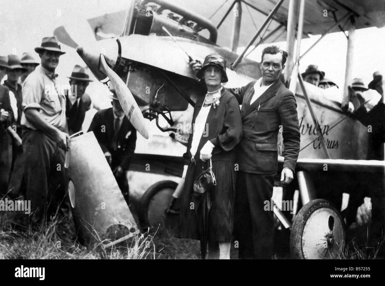Le chef d'escadron H J L Bert Hinkler debout par son avion Avro Avian à Bundaberg, Queensland, Australie. Vers 1928;P004293 Banque D'Images
