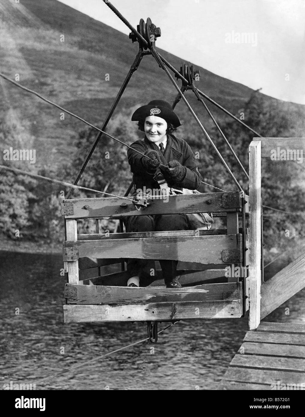 La Seconde Guerre mondiale, des femmes. Tirant son poids. Mme Joan Niven, 19 ans, factrice de Drynachan, près d'Inverness, Écosse prétend Banque D'Images La Seconde Guerre mondiale, des femmes. Tirant son poids. Mme Joan Niven, 19 ans, factrice de Drynachan, près d'Inverness, Écosse prétend Banque D'Images