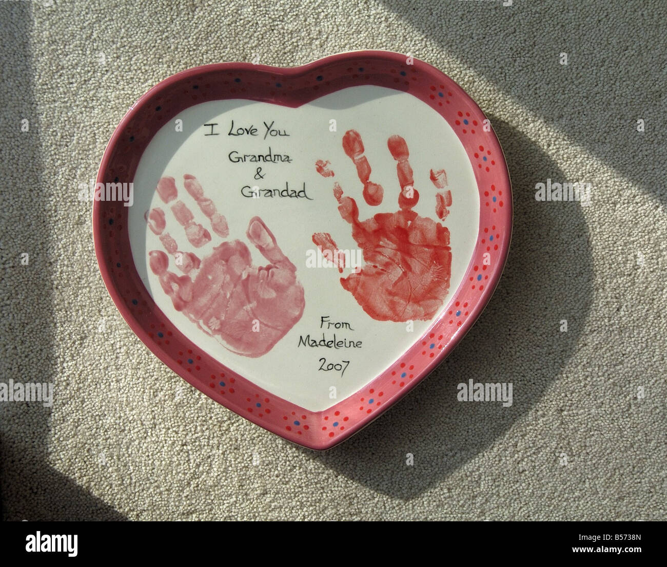 La plaque à Madeleine McCann s part d'impressions effectuées pour sa grand-mère Sue Healey par Maddie juste avant qu'elle n'a disparu au Portugal Photo par Phil Spencer Banque D'Images