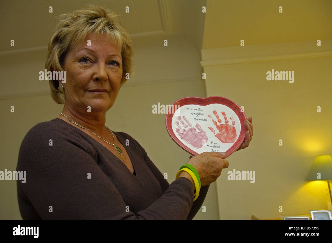 La plaque à Madeleine McCann s part d'impressions effectuées pour sa grand-mère Sue Healey par Maddie juste avant qu'elle n'a disparu au Portugal avec sue la plaque à Liverpool Photo par Phil Spencer Banque D'Images