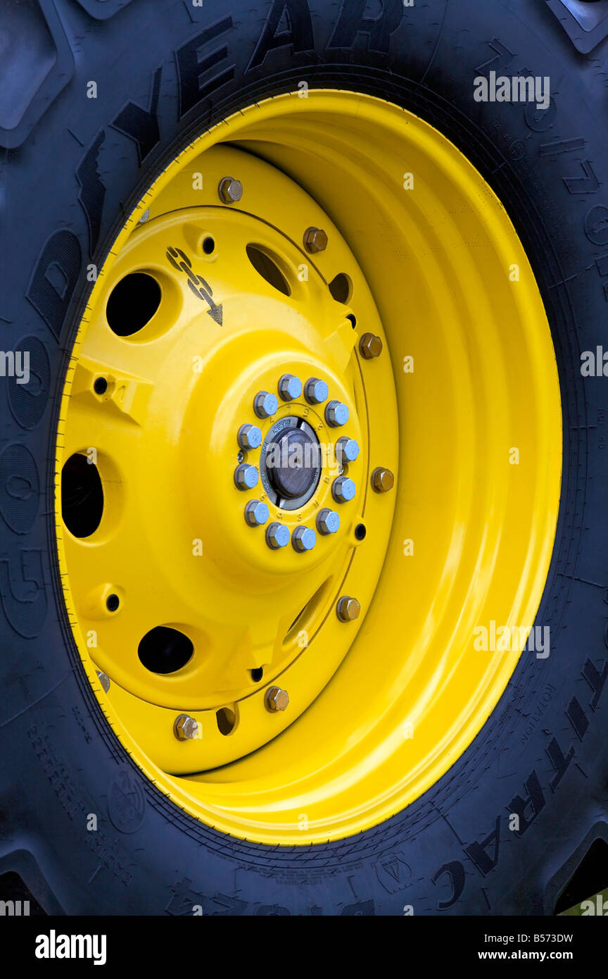 La roue du tracteur jaune Banque D'Images