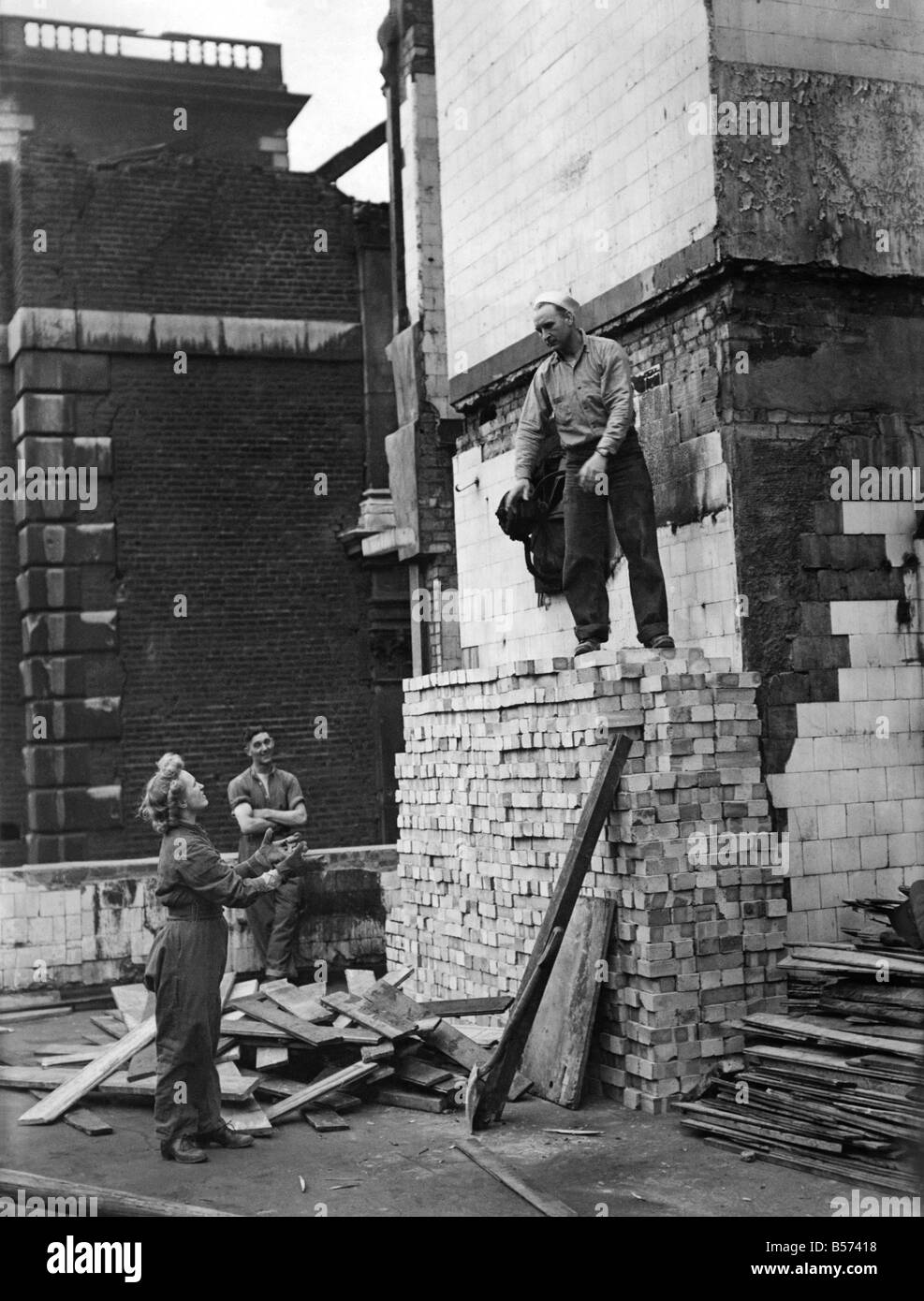 La Seconde Guerre mondiale, des femmes : Seulement 4ft. 11 ins en hauteur, Phyllis Lawrie, de l'ATS travaille côte à côte avec les Britanniques et d'Américains Banque D'Images