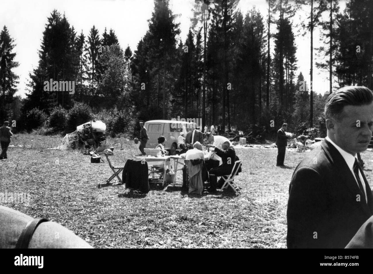 Accidents-Air : Le comité d'enquête assis sur la scène de l'aircrash à Ljubljana le vendredi (2-9-66). Dans l'arrière-plan est une partie de l'épave de l'appareil. Septembre 1966 P004396 Banque D'Images