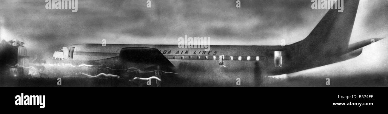Accidents - Air : Quatre-vingt-dix-sept personnes devant la mort comme ce jet hurtled dans l'obscurité au-delà de la piste de l'aéroport de Londres le mercredi soir (6-11-63). Projecteurs sur le brasier maintenant paralysé - géant coincé dans un champ de choux. Novembre 1963 P004399 Banque D'Images