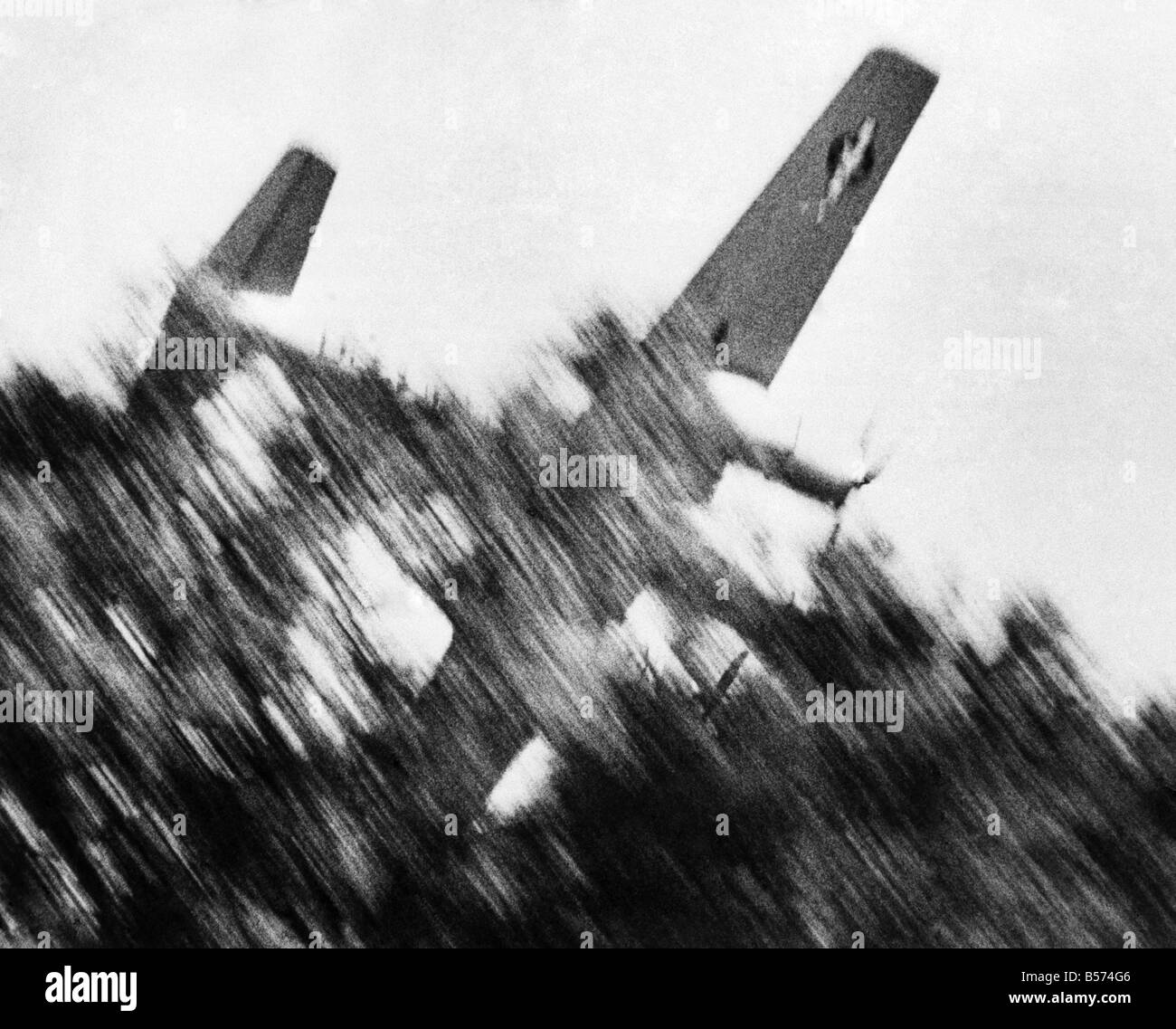 Un vétéran USA bomber est allé hors de contrôle et s'est écrasé, tuant les sept personnes à bord à l'aérodrome de Biggin Hill dans le Kent le dimanche 21 mai. Le Capitaine Don septembre Taureau, le propriétaire avait ravi les foules avec un tonneau au-dessus de la piste mais le 35-year-old Douglas A-26B Invader n'a pas pu extraire l'établissement à l'époque et a plongé dans le sol dans une gerbe de flammes. Septembre 1980 P004414 Banque D'Images