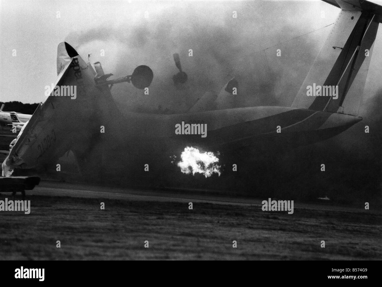 L'Air Accidents : Accident d'avion à Farnborough Air Show : Trois fliers avait une incroyable évasion sur mardi 4 septembre 1984, lorsqu'un ligh Banque D'Images