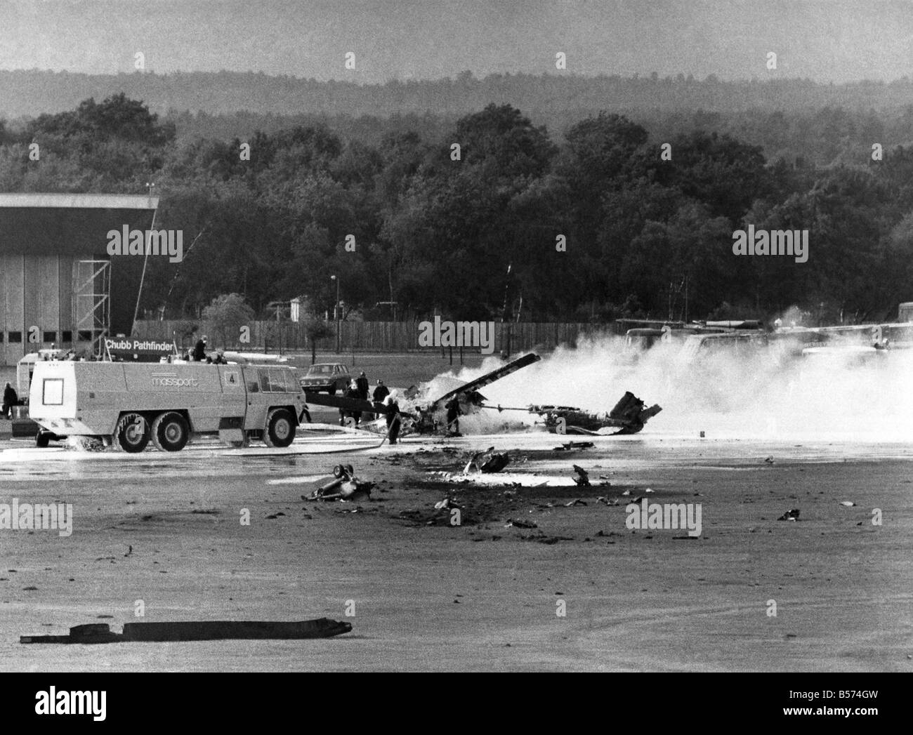 - Les accidents de plongée Air 1974 : en cas de catastrophe. Un hélicoptère de combat américain s'est écrasé et a explosé en flammes lors d'un aperçu de la presse Banque D'Images