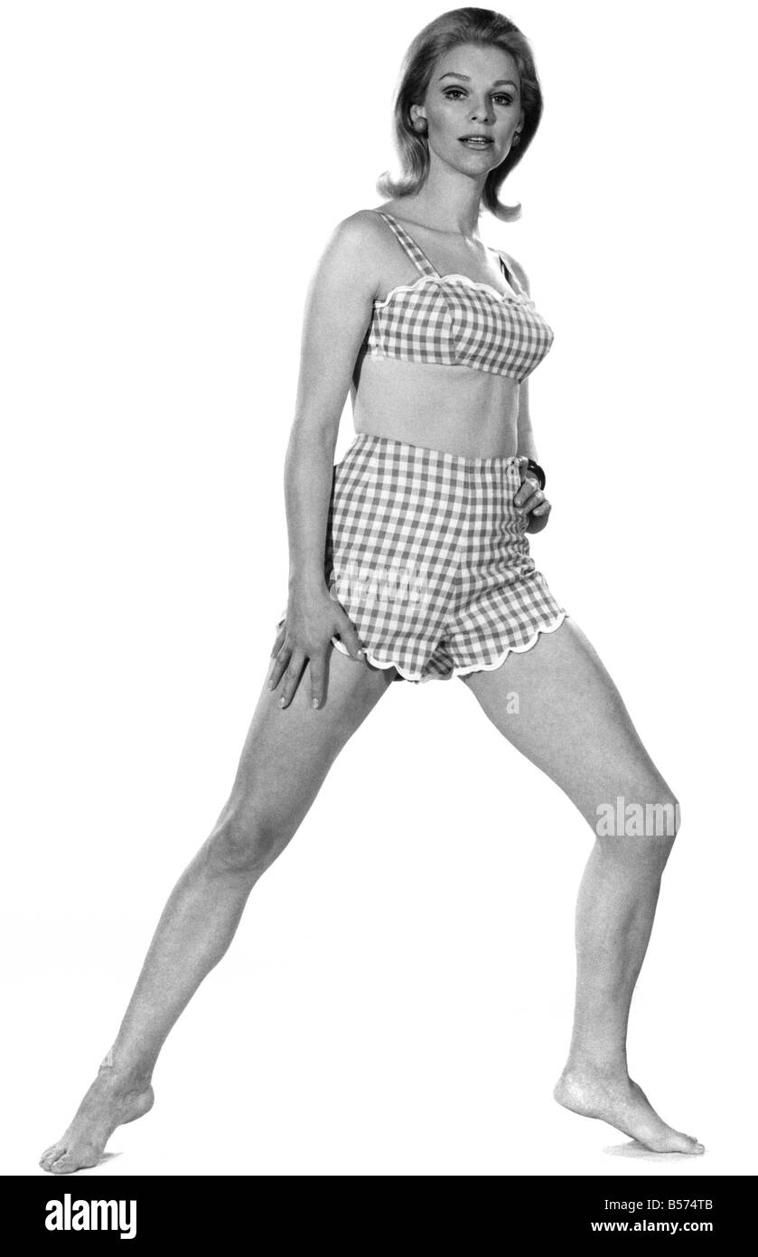 La Diane fashions : Louise Ginham modélisation beach de même. Mai 1968 P008409 Banque D'Images