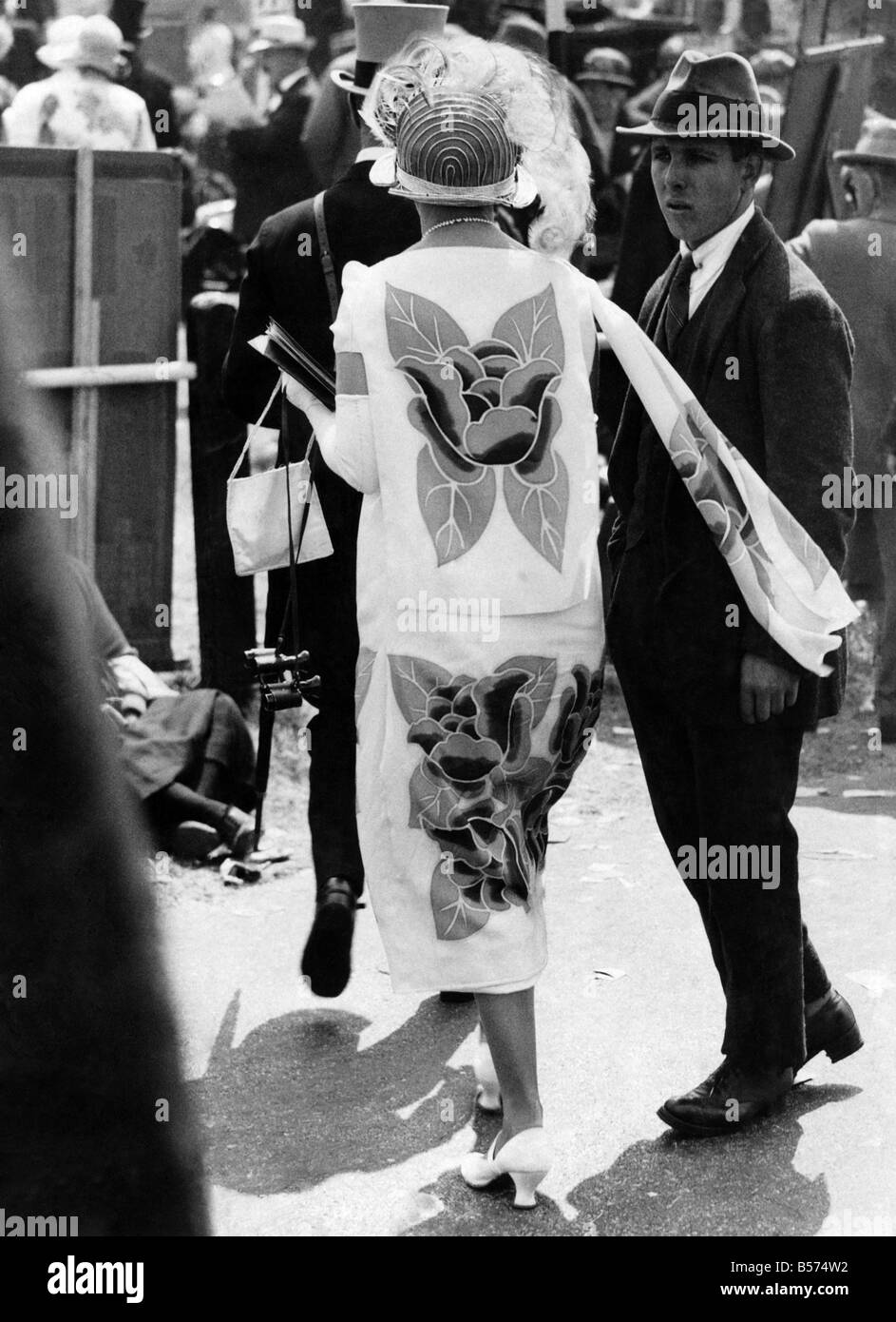 Une femelle racegoer à Royal Ascot sur Mesdames jour portant un motif rose robe et foulard et un chapeau . Juin 1925 P008561 Banque D'Images