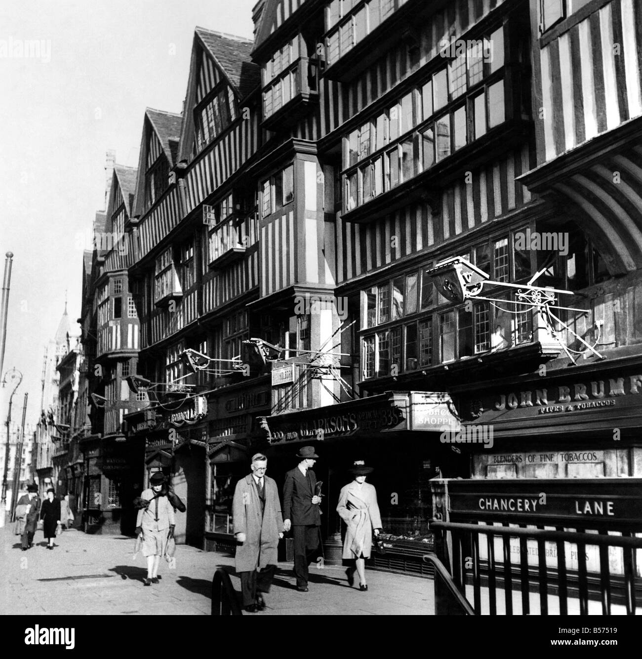 Staple Inn Holborn, l'un des rares véritables bâtiments médiévaux à quitter Londres. Staple Inn est l'un des plus tranquilles et des plus charmantes de la petites auberges de cour. Derrière s'étend un beau jardin, plein de moineaux, qui ont la réputation d'être la plus bruyante à Londres. Vers 1950 P009347 Banque D'Images