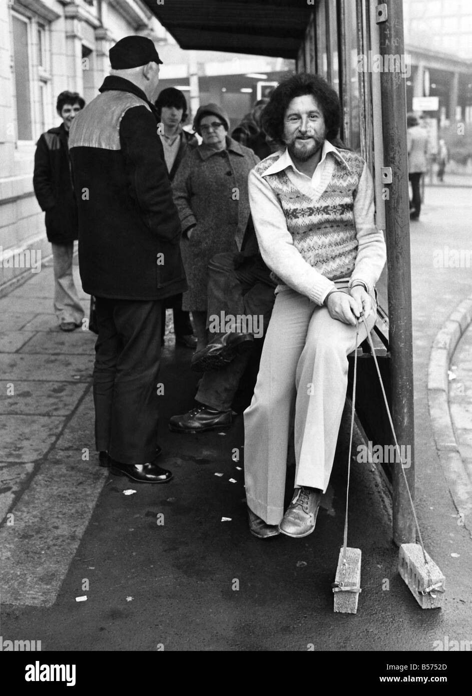 Amateur de brique.....Dave Marshall avec ses animaux à l'arrêt de bus. Janvier 1980 P009423 Banque D'Images