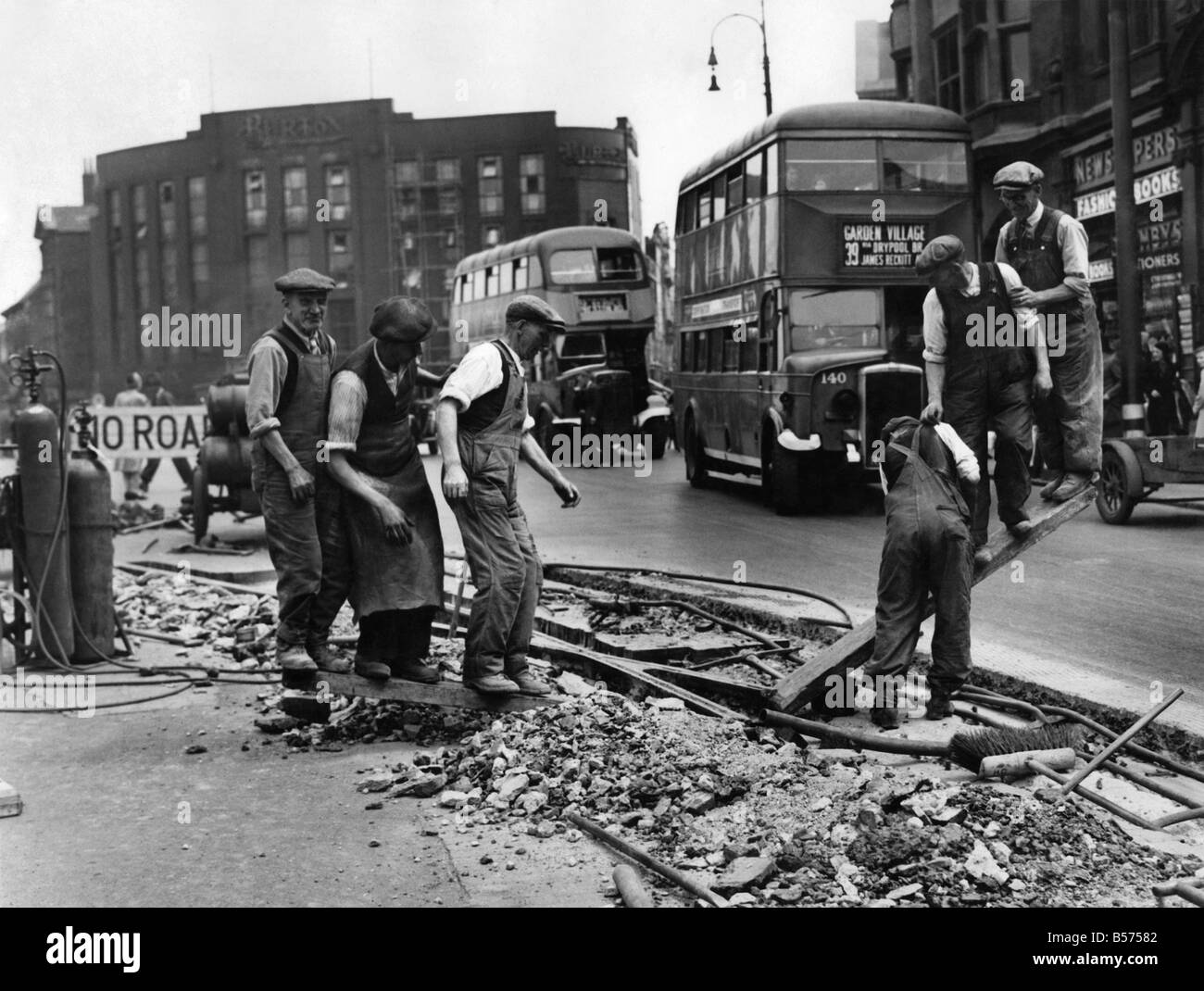 Le temps de lecture des travailleurs ? No et ce n'est pas un jeu non plus. Explication de l'extravagance de ces travailleurs dans les rues de la ville de Hull, dans le Yorkshire, c'est qu'ils sont persuader vieux tram à venir loin de leur lit dans les routes. Les lignes sont prises de façon à ce que l'acier inoxydable peut être utilisé pour les réservoirs d'armes à feu etc. Juillet 1942 P010144 Banque D'Images